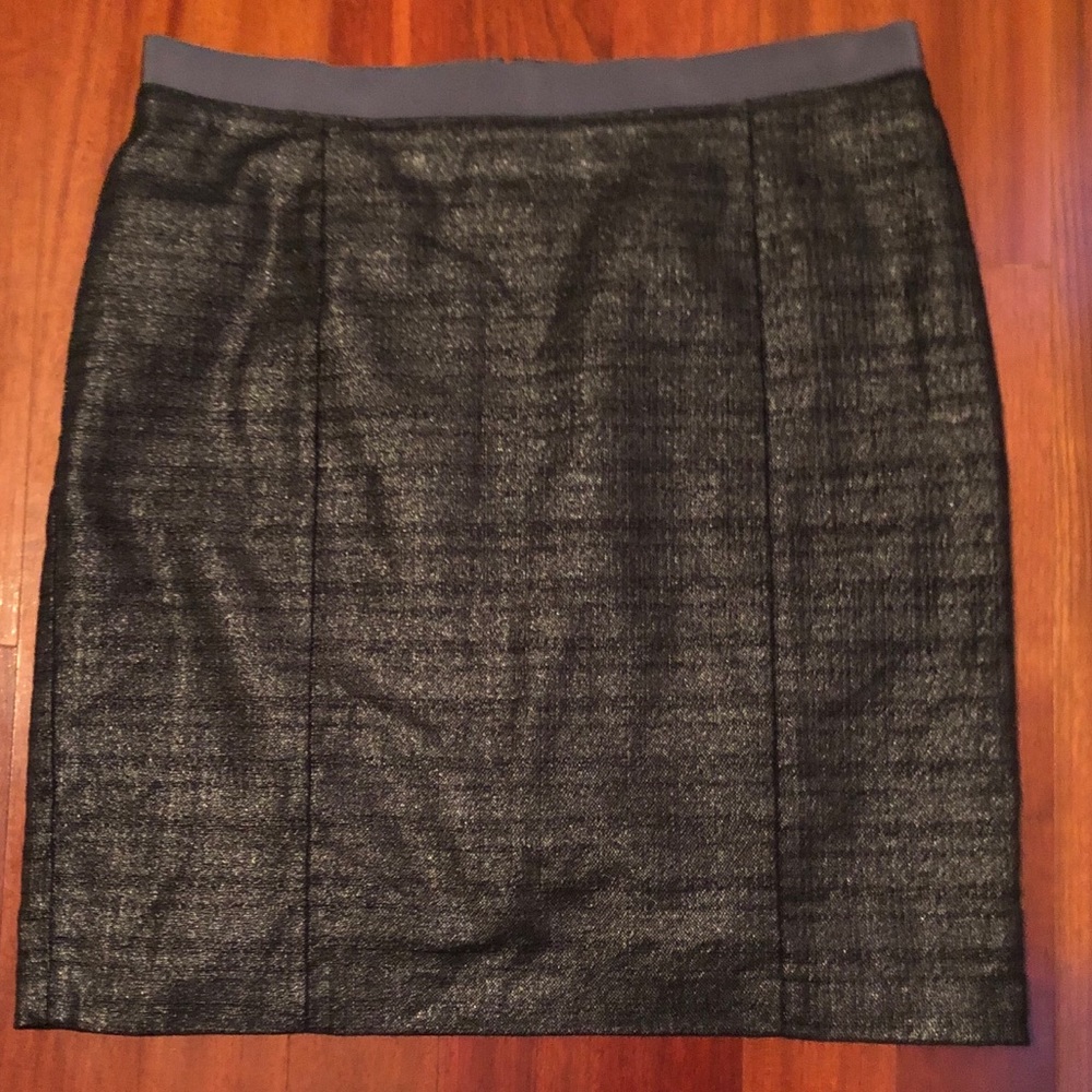 Very cute LOFT silver tweed skirt